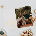 Eenvoudige kerstfoto met één foto Gold Folie Feestdagenkaart<br><div class="desc">Deze eenvoudige kerstkaart met folie voor alleenstaand fotogoud is perfect voor uw moderne luxe kerstcadeautje. Het casual maar klassieke feestlettertype wordt gemaakt met hoogwaardig goud geperste echte folie, zodat er een glanzend, minimalistisch, rustisch uiterlijk mogelijk is. De Lettering gaat goed met donkere boho winterfoto's, en de basis minimale lay-out biedt...</div>
