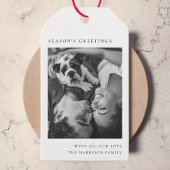 Eenvoudige kerstfoto met zwarte en witte minimalis cadeaulabel