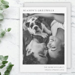 Eenvoudige kerstfoto met zwarte en witte minimalis feestdagenkaart<br><div class="desc">Een stijlvolle, minimale fotovakantiekaart met een klassieke typografie "Groeten van het seizoen" in het zwart op een schone, eenvoudige, minimale witte achtergrond en een zachte, grijze hoofdkleur aan de achterzijde. De foto, de vakantiegroet en de naam kunnen gemakkelijk voor een persoonlijke aanraking worden aangepast. Een eenvoudig, minimalistisch en hedendaags kerstontwerp...</div>