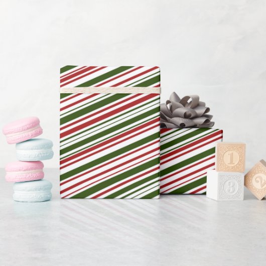 Eenvoudige Kerstmis met rode en groene strepen  Cadeaupapier (Baby Shower)