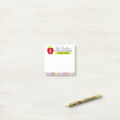 Eenvoudige klaslokaal van de elementaire Rode Appl Post-it® Notes (Op bureau)