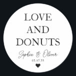 Eenvoudige klassieke liefde donuts hart bruiloft g ronde sticker<br><div class="desc">Een Classic Black Thank You Wedding-Sticker met "Love and DONUTS" in een klassiek,  modern lettertype. U kunt het gemakkelijk personaliseren met uw namen en trouwdatum.</div>