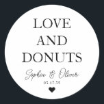 Eenvoudige klassieke liefde donuts hart bruiloft g ronde sticker<br><div class="desc">Een Classic Black Thank You Wedding-Sticker met "Love and DONUTS" in een klassiek,  modern lettertype. U kunt het gemakkelijk personaliseren met uw namen en trouwdatum.</div>
