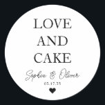Eenvoudige klassieke liefde en cake hart bruiloft  ronde sticker<br><div class="desc">Een Classic Black Thank You Wedding-Sticker met "Love and Cake" in een klassiek,  modern lettertype. U kunt het gemakkelijk personaliseren met uw namen en trouwdatum.</div>
