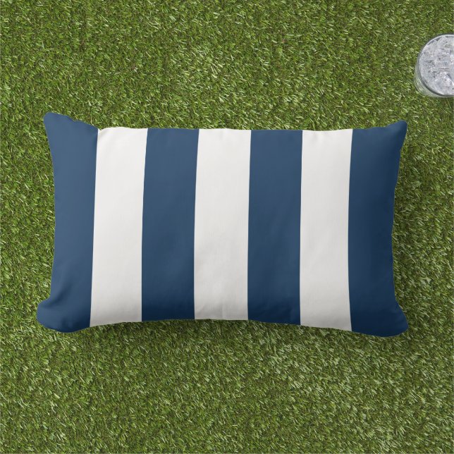 Eenvoudige klassieke marine Blue Cabana Stripes Buitenkussen (Gras)