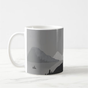 Eenvoudige koffiemok met grijze berglandschap