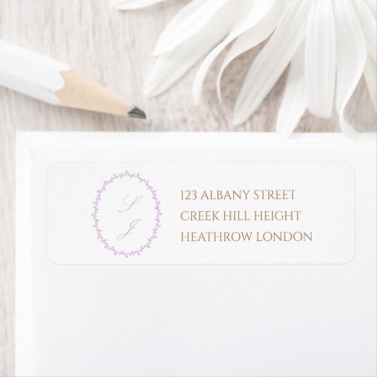 Eenvoudige Lavendel Crest Monogram bruiloft Etiket (Insitu)