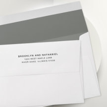 Eenvoudige leigrijze envelop met retouradres en li