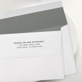 Eenvoudige leigrijze envelop met retouradres en li