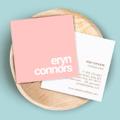 Eenvoudige lichte koraalroze moderne typografie vierkante visitekaartje