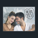 Eenvoudige liefde Ze zei ja sparen het Briefkaart<br><div class="desc">Een casual stijl met een handgetekende afbeelding van een hart dat op de voorkant roept: "Ze zei ja!". Alle belangrijke informatie over je grote dag staat op de achterkant. Een leuke manier om iedereen te laten kennismaken met het grote nieuws!</div>