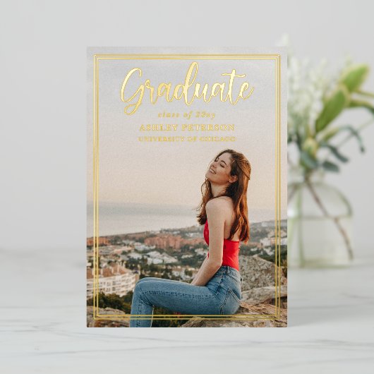 Eenvoudige Lijst Gold Script Photo Afstuderen in Folie Uitnodiging (Staand Voorkant)