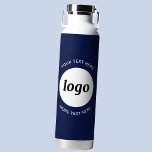 Eenvoudige Logo en Tekst Bedrijf Navy Blue Waterfles<br><div class="desc">Eenvoudig ontwerp van de logo en van de douanetekst om brandloyaliteit te bevorderen en uw kleine onderneming te bevorderen. Vervang de logo met uw,  en verander of schrap de bovenkant en de lagere tekst om aan te passen. Ideaal voor promotiedoeleinden en voor werknemers,  klanten en klanten.</div>