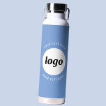 Eenvoudige Logo en tekst Business Blue Waterfles<br><div class="desc">Eenvoudig ontwerp van de logo en van de douanetekst om brandloyaliteit te bevorderen en uw kleine onderneming te bevorderen. Vervang de logo met uw,  en verander of schrap de bovenkant en de lagere tekst om aan te passen. Ideaal voor promotiedoeleinden en voor werknemers,  klanten en klanten.</div>