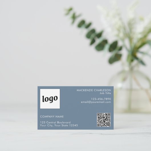 Eenvoudige Logo en tekst QR Code Dusty Blue Grey Visitekaartje (Staand voorkant)