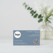 Eenvoudige Logo en tekst QR Code Dusty Blue Grey Visitekaartje (Staand voorkant)
