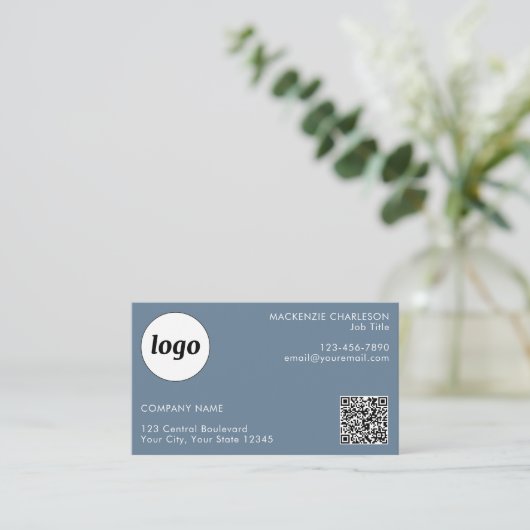 Eenvoudige Logo en tekst QR Code Dusty Blue Grey Visitekaartje (Staand voorkant)