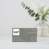 Eenvoudige Logo en Tekst QR Code Sage Groen Visitekaartje (Staand voorkant)