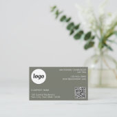 Eenvoudige Logo en Tekst QR Code Sage Groen Visitekaartje (Staand voorkant)