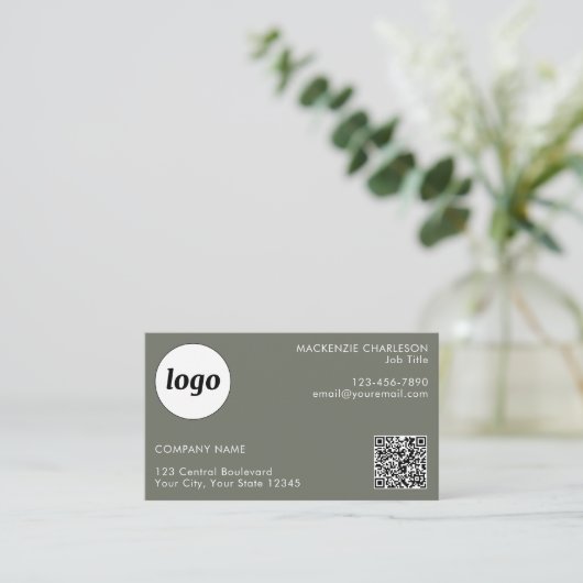 Eenvoudige Logo en Tekst QR Code Sage Groen Visitekaartje (Staand voorkant)