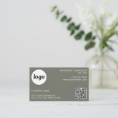 Eenvoudige Logo en Tekst QR Code Sage Groen Visitekaartje (Staand voorkant)