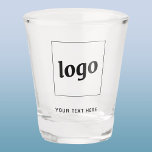 Eenvoudige Logo- en teksthandel Shot Glas<br><div class="desc">Eenvoudige logo en aangepaste tekst voor uw bedrijf. Vervang de logo en de tekst met uw om aan te passen. Gebruik hen zelf,  geef hen aan uw werknemers en medewerkers,  verkoop hen aan klanten en cliënten of geef hen weg als promotiemateriaal om klantenloyaliteit te inspireren.</div>