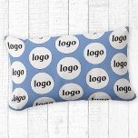 Eenvoudige Logo Pattern Business Promotieblauw Kussen<br><div class="desc">Eenvoudig minimalistisch logo-ontwerp om merkloyaliteit te bevorderen en uw kleine bedrijf te promoten. Vervang de logo door uw eigen kleur en wijzig de achtergrondkleur in het ontwerpgereedschap om aan te passen. Gebruik ze in uw bedrijf, hotel, café, restaurant, kantoor of winkel, of verkoop of geef ze weg aan uw klanten...</div>