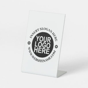 Eenvoudige logo-vervanging en modern professioneel reclamebord met voetstuk