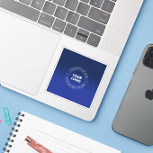 Eenvoudige Logo vervanging & tekst | Donkerblauw v Sticker (Laptop met iPhone)