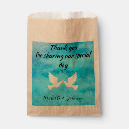 Eenvoudige lotertassen. Het thema van het huwelijk Bedankzakje