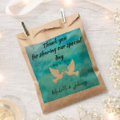 Eenvoudige lotertassen. Het thema van het huwelijk Bedankzakje (Geknipt)