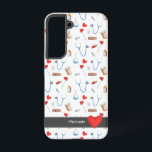 Eenvoudige Medische Patroon Nurse Samsung Galaxy Hoesje<br><div class="desc">Als u op zoek bent naar een stijlvolle en unieke telefoonhoes, bekijk dan dit White Medical Equipment Pattern en Red Heart Samsung Galaxy S22 Hoesje! Dit hoesje is perfect om je persoonlijkheid te laten zien, en het zal zeker koppen slaan als je het in het openbaar uithaalt. Bovendien biedt het...</div>