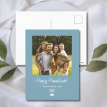 Eenvoudige Menorah Moderne Familiefoto Chanoeka Feestdagenkaart<br><div class="desc">Modern Family Photo Hanukkah briefkaart kaart, met een eenvoudige menorah op een trendy blauwgroen groene achtergrond. Met witte aanpasbare typografische letters voegt u uw eigen informatie toe. Je voegt ook je eigen foto toe om je kaart extra speciaal te maken. Geweldig voor het verzenden van goede wensen aan vrienden en...</div>