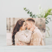 Eenvoudige minieme fotobruiloft met een foto als o save the date (Staand voorkant)