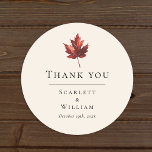 Eenvoudige Minimal Herfst Leaf Cream Bruiloft Dank Ronde Sticker<br><div class="desc">Deze eenvoudige minimal herfst leaf cream bruiloft dank u klassieke ronde sticker is geïnspireerd op de delicate elegantie van de transitie van de natuur, met een rustieke en eenvoudige charme die de essentie van de herfst vastlegt. Dit ontwerp is voorzien van een minimalistische boho esdoorn blad, op een crème achtergrond....</div>