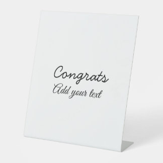 Eenvoudige minimale felicitaties afstuderen voeg u reclamebord met voetstuk
