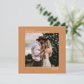 Eenvoudige minimale foto's Golden Tan Wedding Save The Date (Staand voorkant)