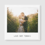 Eenvoudige minimale foto's met moderne bruiloft magneet<br><div class="desc">Unieke en leuke trouwmagneet die de blik van een retro onmiddellijke foto met "Liefde en Bedankt" in een casual zwart handschrift over een witte achtergrond nabootst. Een ontwerp dat perfect is voor het moderne,  minimalistische koppel. Deze magneet maakt een geweldige huwelijksgunst.</div>