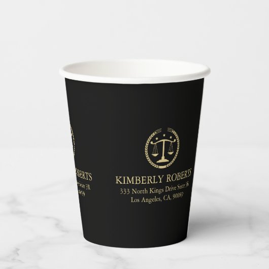 Eenvoudige minimale Gold Justice-Logo op zwart Papieren Bekers (Achterkant)