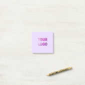 eenvoudige minimale voeg uw logo/ontwerp hier teks post-it® notes (Op bureau)