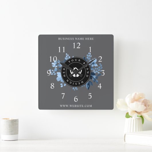 Eenvoudige Minimalistische Aangepaste Logo & Tekst Vierkante Klok (Huis)