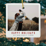 Eenvoudige minimalistische en moderne familiefoto keramisch ornament<br><div class="desc">Prettige feestdagen Dit moderne kerstornament biedt een plek waar je je namen en een familiefoto kunt toevoegen, naast '@' in mooie en eenvoudige typografie, en ruimte voor je om je eigen fotomontage op de achterkant toe te voegen (met ruimte voor zeven foto's). Het perfecte minimalistische kerstcadeau voor elk gezinslid dit...</div>