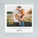 Eenvoudige minimalistische en moderne familiefoto magneet<br><div class="desc">Deze eenvoudige en moderne familiefotomagneet beschikt over een plek waar u uw namen en een primaire foto kunt toevoegen,  samen met het jaar,  in prachtige typografie van de typemachine. Het perfecte minimalistische kerstcadeau voor elk gezinslid dit feestelijke seizoen!</div>