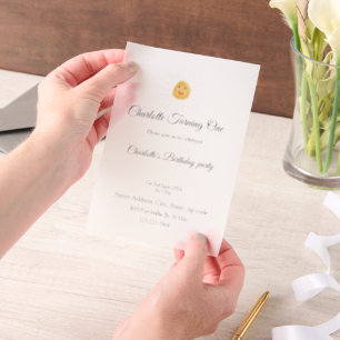 Eenvoudige minimalistische schattige baby kinder Q Vellum Uitnodigingen