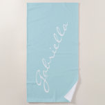 Eenvoudige minimalistische scriptnaam Pastel Aqua  Strandlaken<br><div class="desc">Deze stijlvolle badhanddoek is voorzien van een eenvoudig minimalistisch ontwerp van jouw naam in een prachtig handgeschreven script dat wit op een pastelaqua blauwe achtergrond wordt gedrukt. Geweldig cadeauidee!</div>