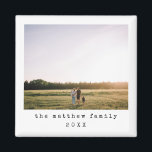 Eenvoudige minimalistische typemachine familie fot magneet<br><div class="desc">Deze eenvoudige en moderne familiefoto magneet heeft een plek voor u om uw namen en een hoofdfoto toe te voegen,  samen met het jaar,  in prachtige typemachinetypografie. Het perfecte minimalistische kerstcadeau voor elk familielid deze winter!</div>