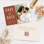 Eenvoudige Modern Boho Terracotta Earthy Foto QR C Save The Date<br><div class="desc">Introduceer uw aanstaande nieuwkomers in stijl met onze Boho Terracotta sparen de Uitnodiging van de Datum! Deze rijke, rustige uitnodiging is de perfecte manier om de toon te zetten voor je bohemische bruiloft. De kleur van de terracotta, die doet denken aan warme zonsondergangen en vruchtbare grond, zal een organische en...</div>