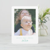 Eenvoudige moderne 2 foto groene script Nieuwjaar Feestdagenkaart (Staand voorkant)