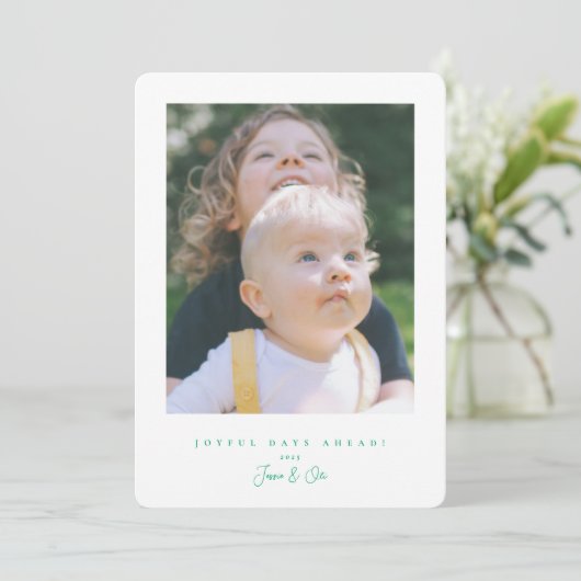 Eenvoudige moderne 2 foto groene script Nieuwjaar Feestdagenkaart (Staand voorkant)