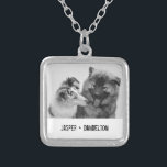 Eenvoudige, moderne aangepaste foto of foto's van  zilver vergulden ketting<br><div class="desc">Voeg uw eigen foto en tekst aan creëer toe een uniek fotocadeau. Dit ketting of hanger is klaar om te worden aangepast met uw foto en uw eigen namen of bericht in het in nood verklikken van de zwarte typemachine. De eenvoudige, moderne zwarte en witte stijl ziet er geweldig uit...</div>